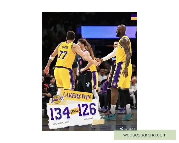 詹姆斯背靠背三双创历史新高 与东契奇激情熊抱庆祝胜利 詹姆斯背靠背三双创历史新高 与东契奇激情熊抱庆祝胜利